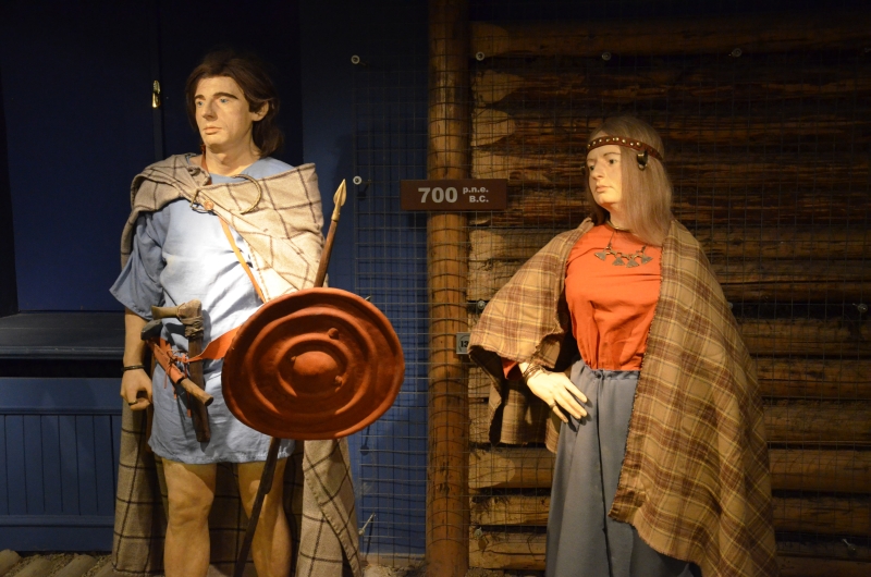 Datei:Rekonstruktionsversuch bastarnischer Trachten (eine Gruppe aus Pomoranischer Kultur) von dem Aussere Karpatensenke und Westbeskiden, 2 bis 3 Jh. PR DSC 1317.jpeg