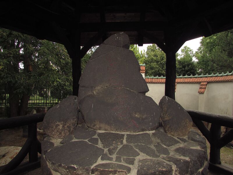 Datei:Runenstein rogäsen.jpeg